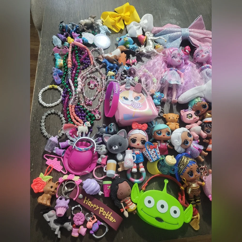 120+ Piece Girls Bundle Toys, L.O.L, Hello Kitty, Cinnamoroll, Magic Pixiling - Picture 8 of 12